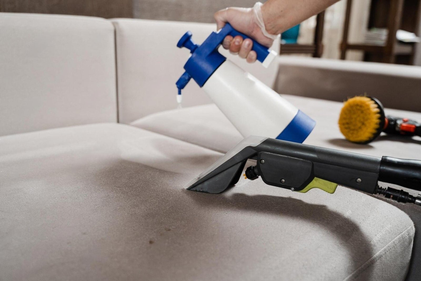 Machine professionnelle d'injection extraction utilisée par Polynet pour le nettoyage de canapé à Rabat